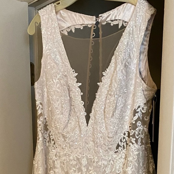 New with tag David’s Bridal wedding gown - Picture 4 of 8